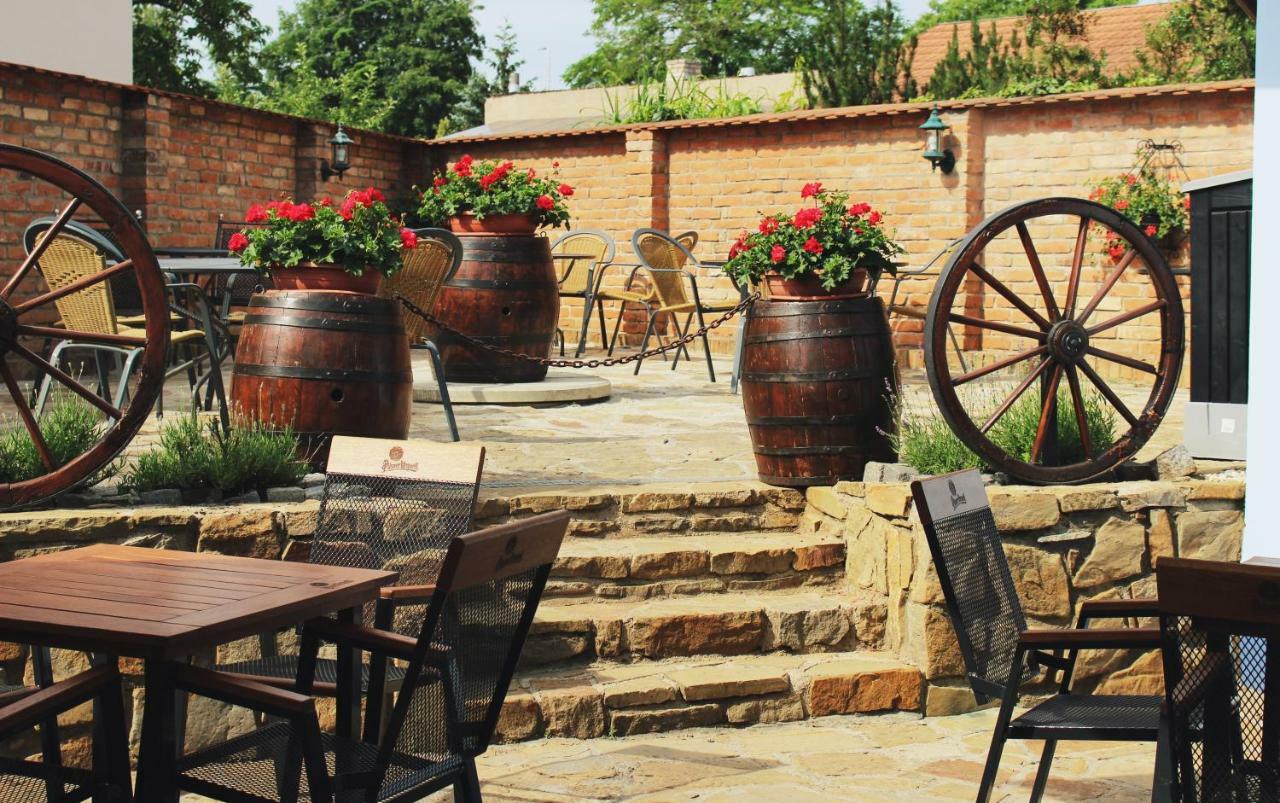 Penzion A Restaurace U Kalendu Strážnice Εξωτερικό φωτογραφία