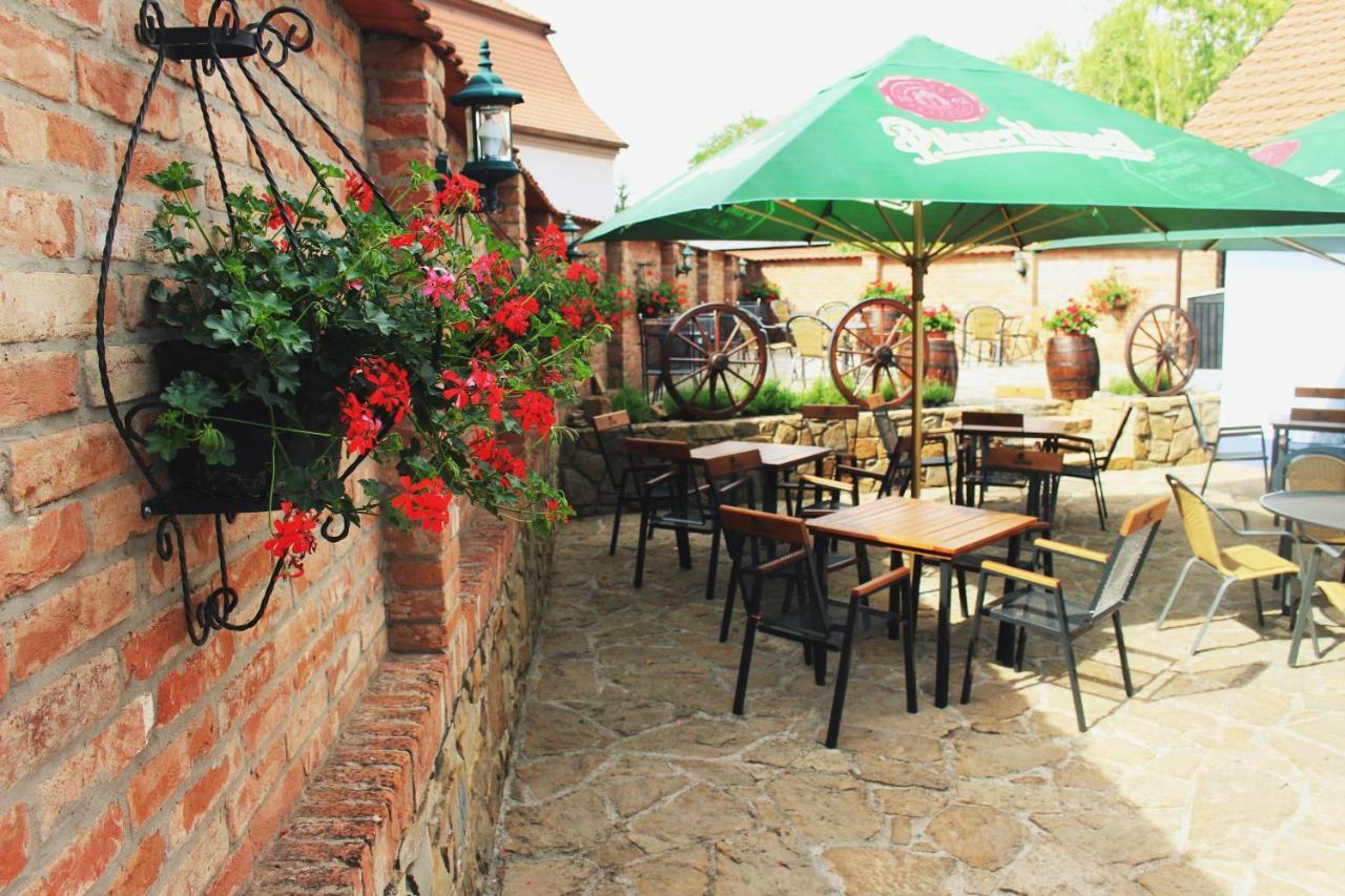 Penzion A Restaurace U Kalendu Strážnice Εξωτερικό φωτογραφία
